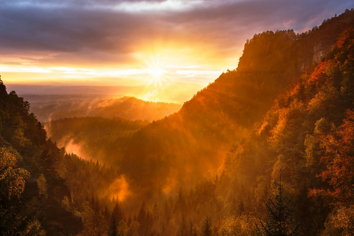 Vallée montagneuse au lever du soleil doré, ambiance sereine et inspirante